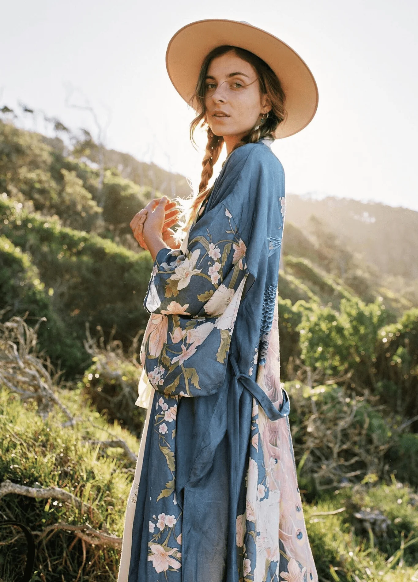 Kimono long bleu pâle à motif fleuri et paon - Image 3